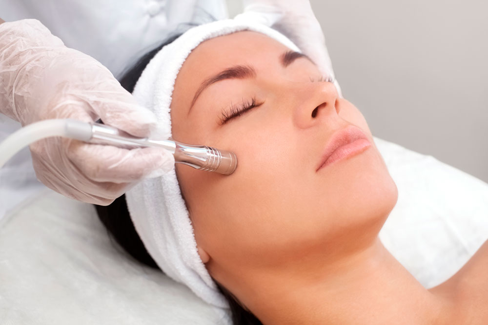 Le soin microdermabrasion nettoie et hydrate votre peau